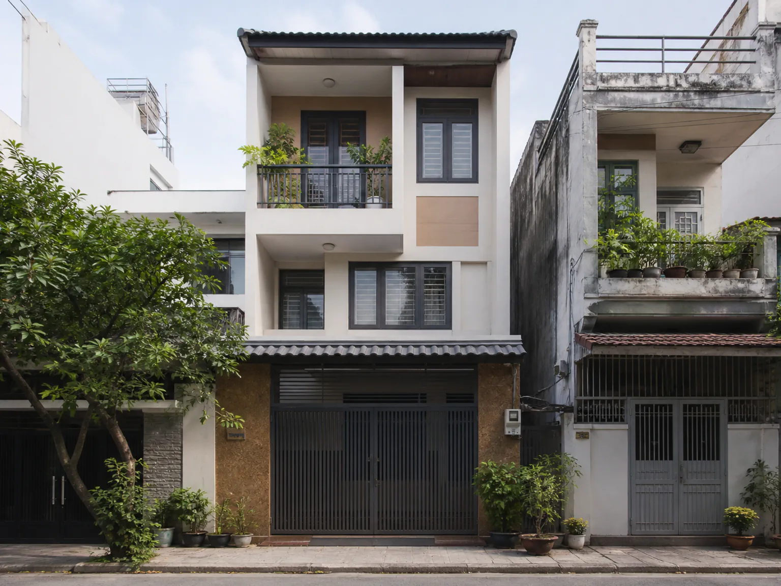 Mặt tiền nhà phố Việt Nam tiêu chuẩn với lớp hoàn thiện ngoại thất sạch và đều màu