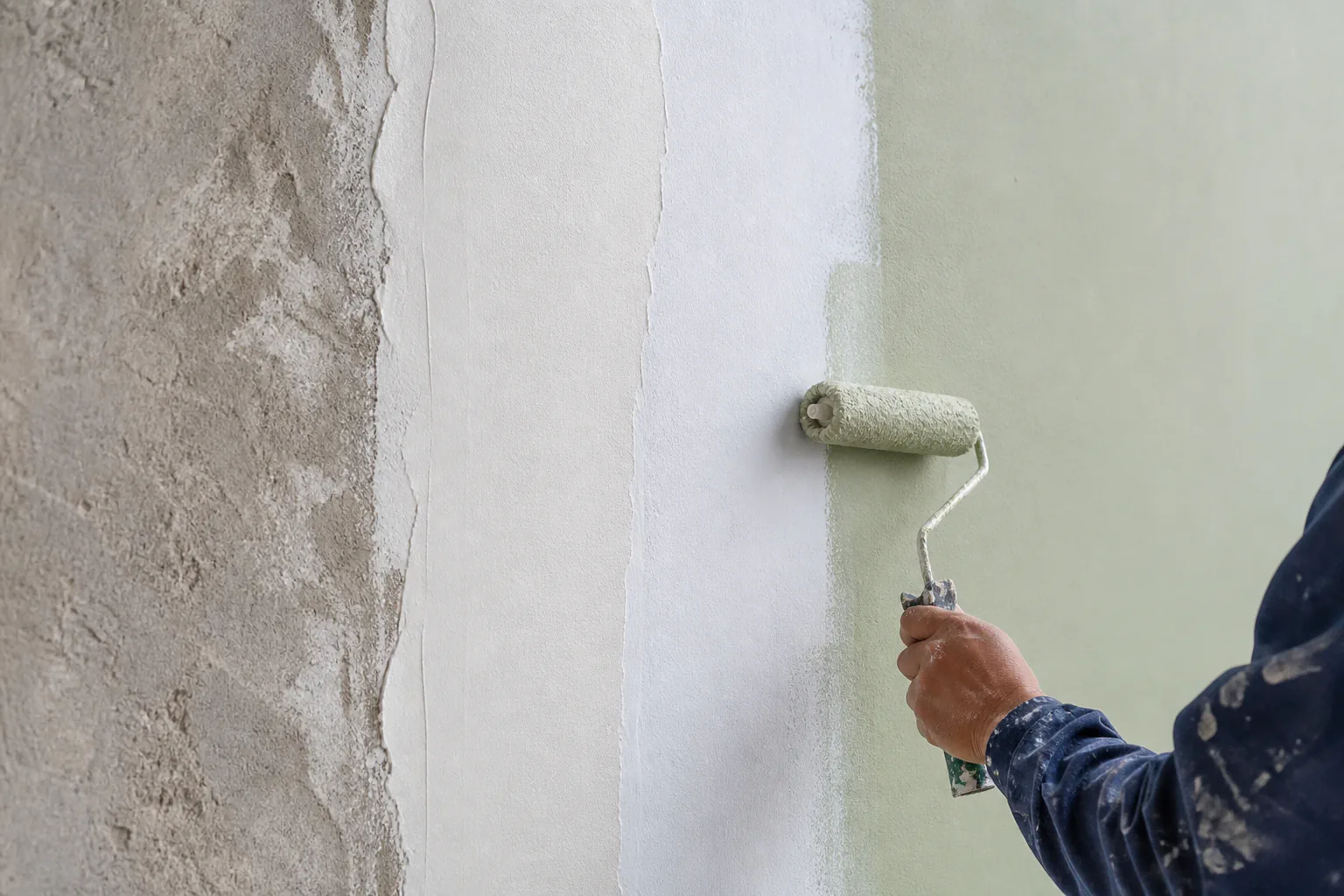 Các lớp nền, bột trét, sơn lót và sơn phủ được hé lộ tự nhiên trên tường